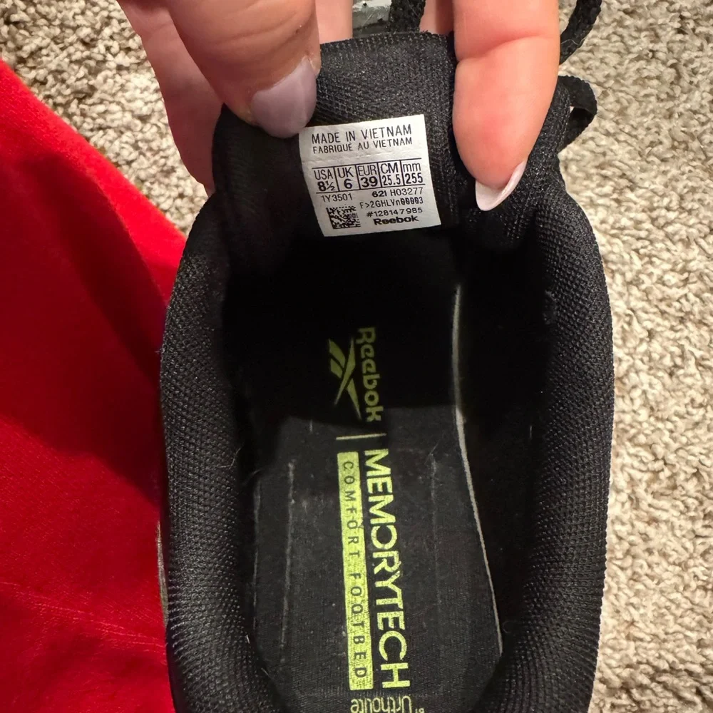 Shiny black Reeboks - Picture 3 of 3